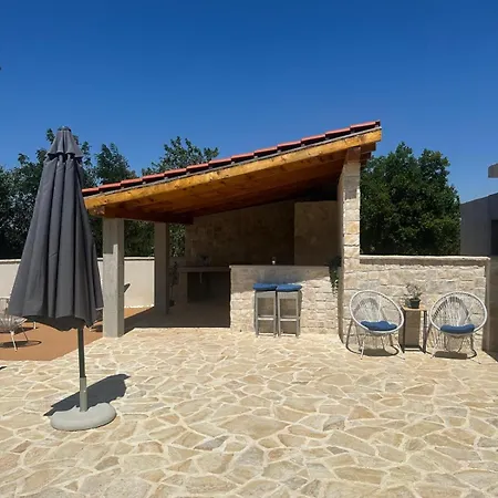 Hidden Villa *
