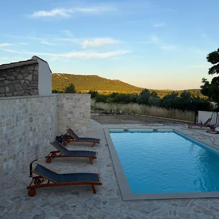 Hidden Villa *